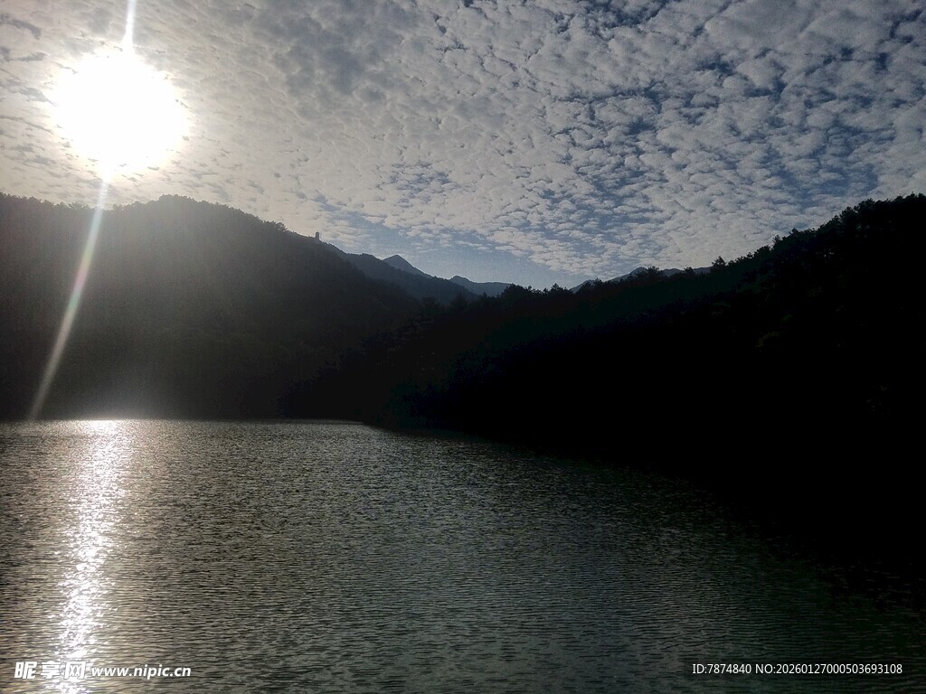 阳光照耀下的宁静湖水