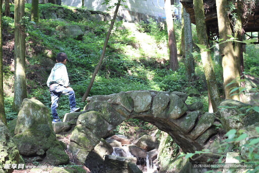衡山山林中游客穿行古老石拱