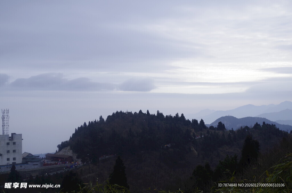 衡山山间云雾缭绕的静谧景致