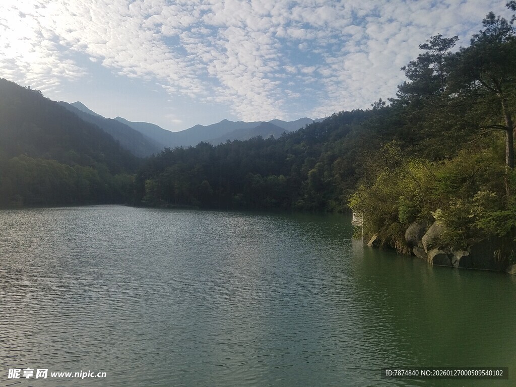 山间幽湖美景