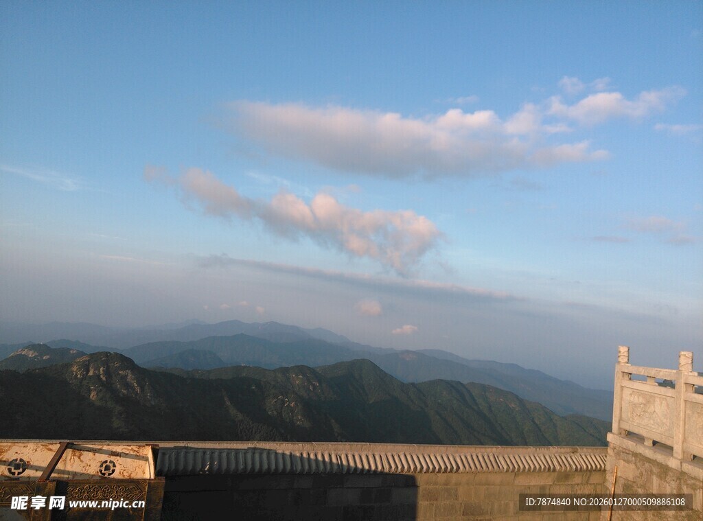 衡山山顶远眺壮丽山峦景色