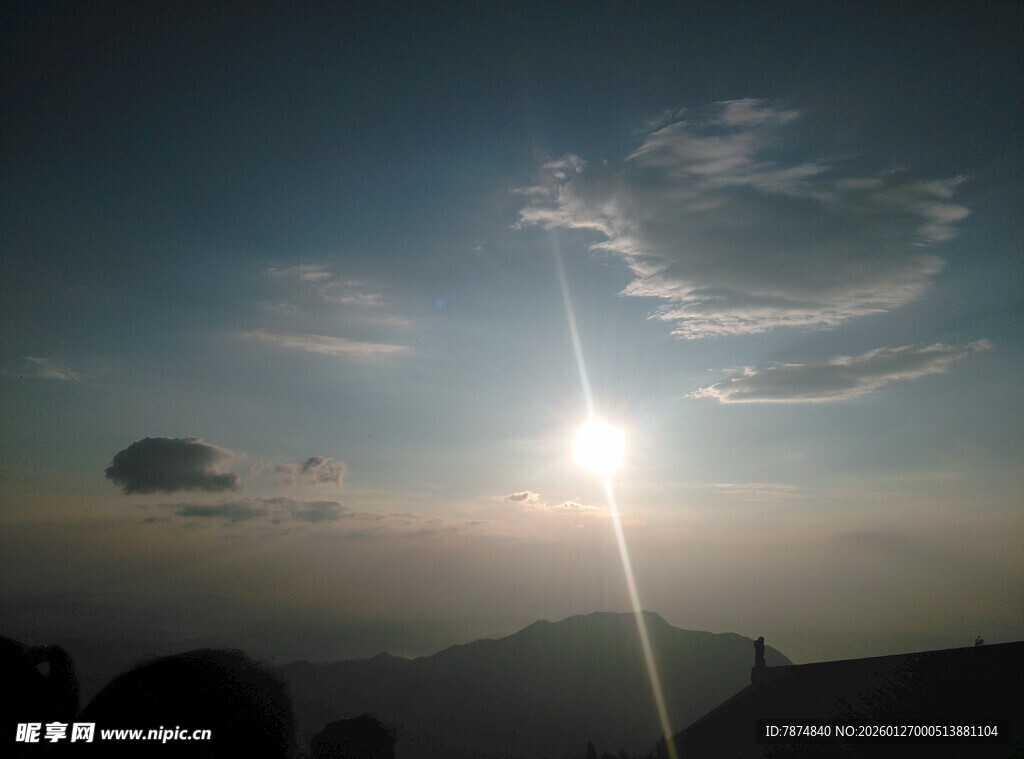 日出时分的壮丽天空景观