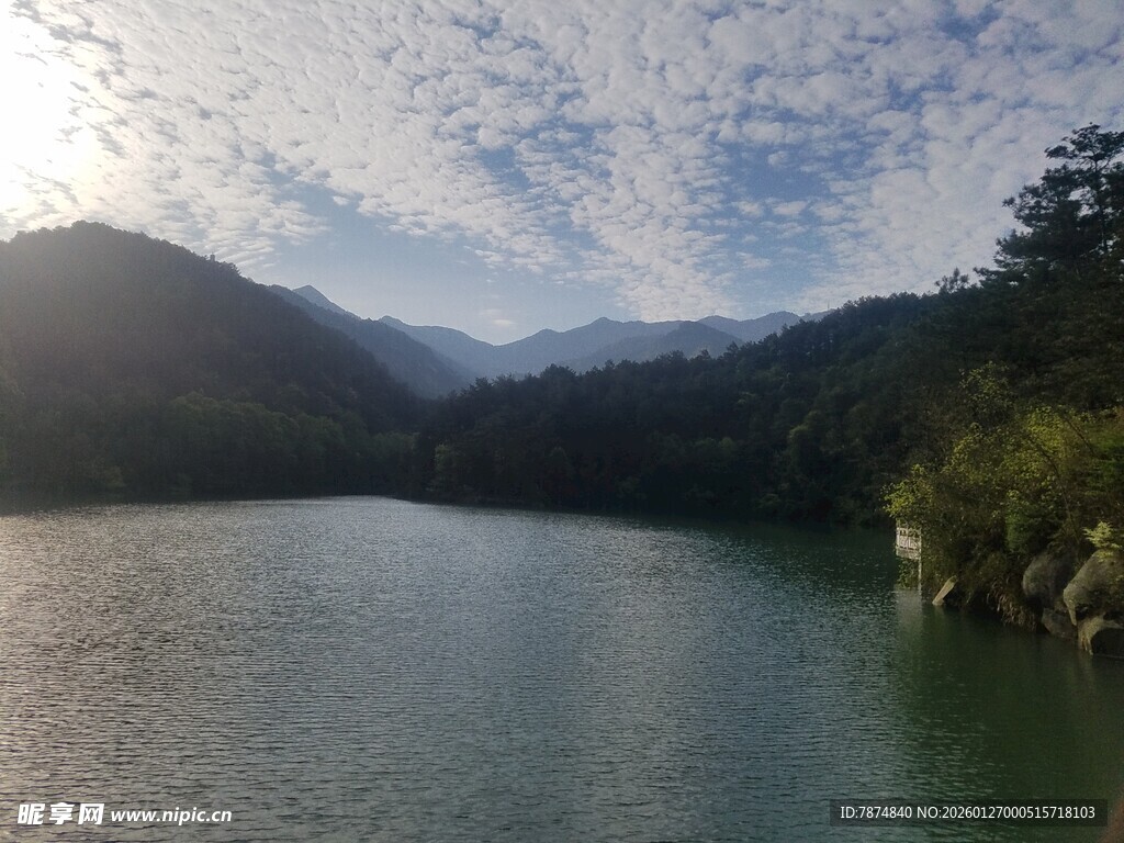 衡山宁静山水湖景风光图