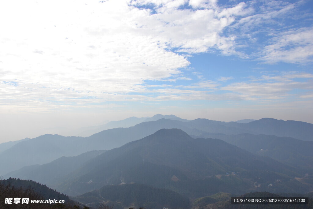 衡山山峦云海间的壮美风光