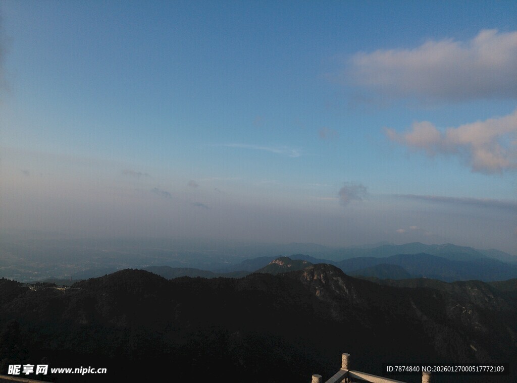 衡山山巅之上的蓝天云海景观