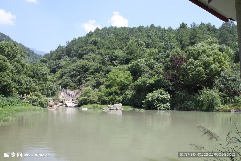 衡山山间绿水畔的自然景致