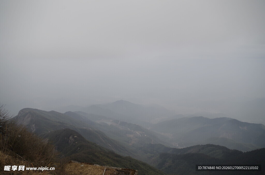 衡山雾霭中的连绵山峦