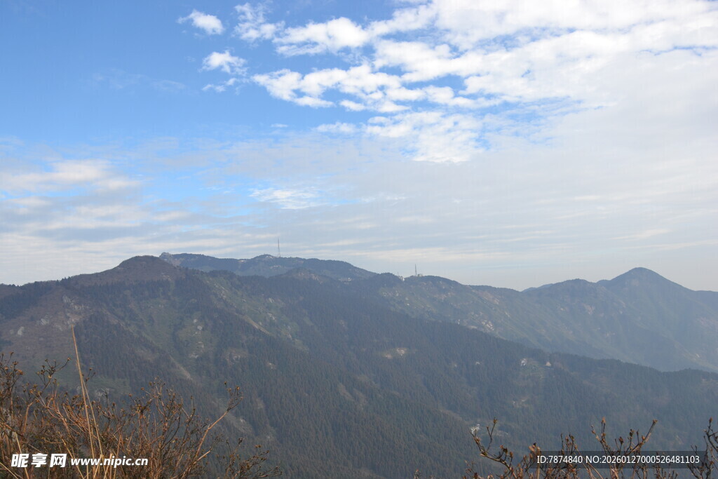衡山壮丽山景 蓝天白云相伴