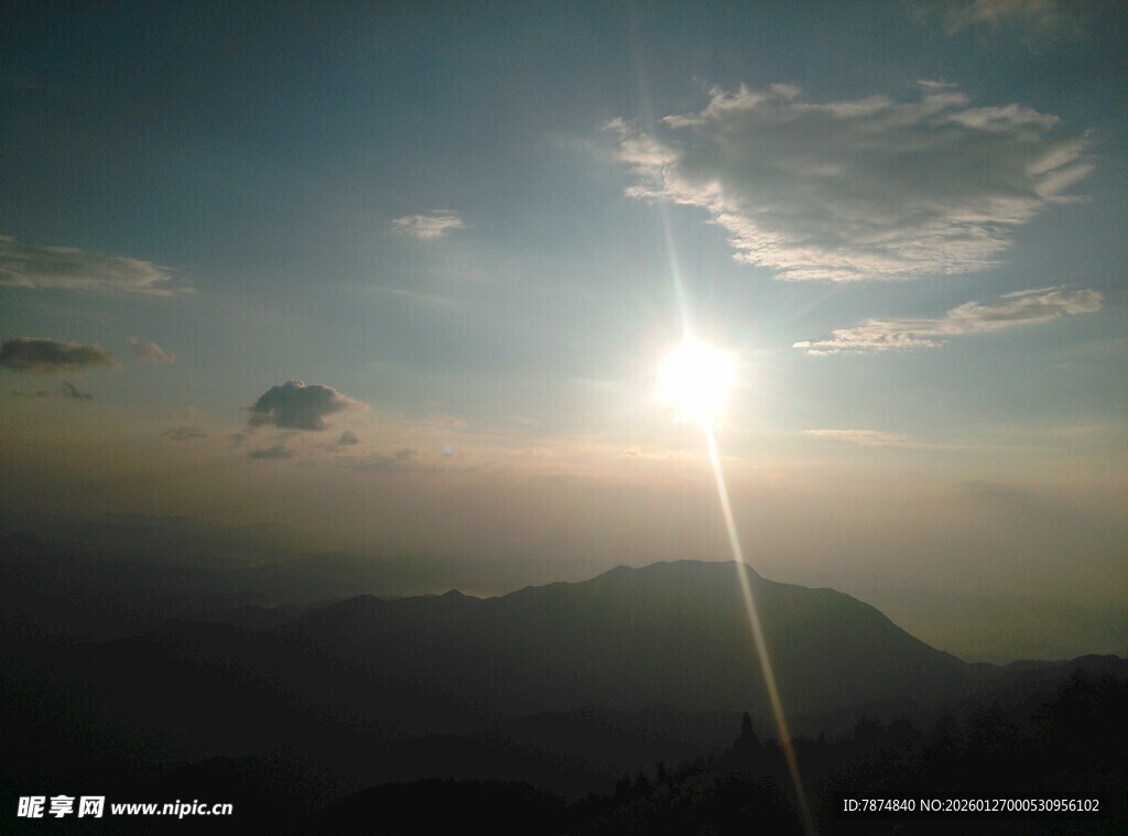 衡山日出时分的壮丽山景