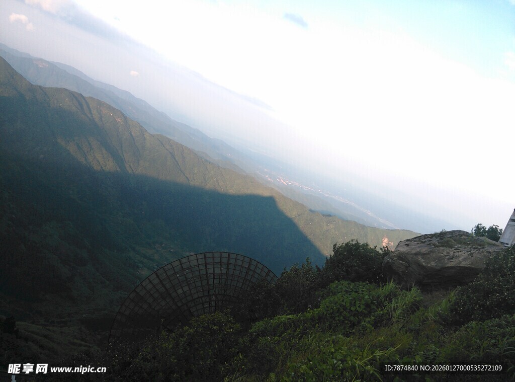 衡山山间云雾缭绕的秀丽景致