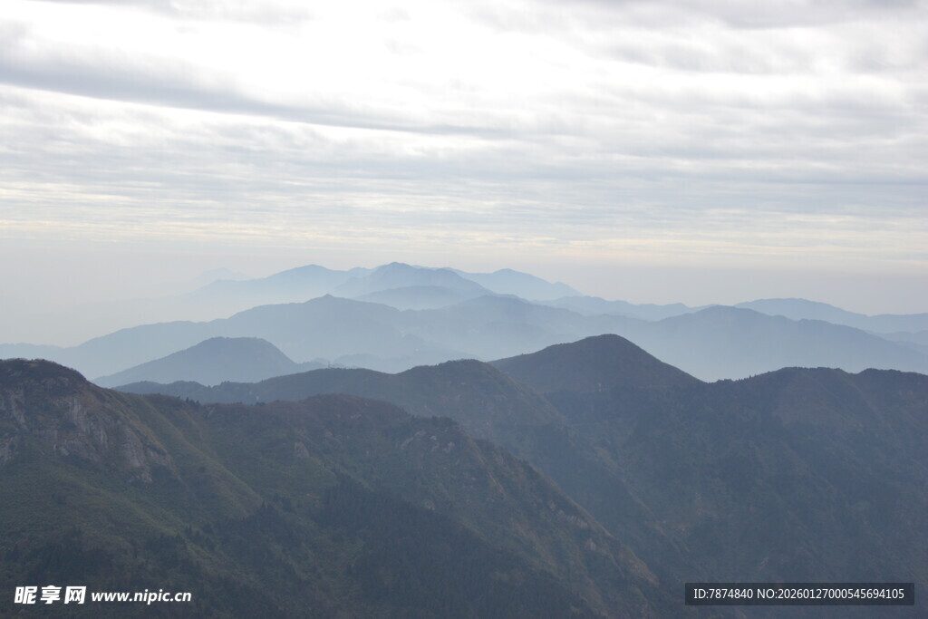 衡山壮丽山峦云雾间