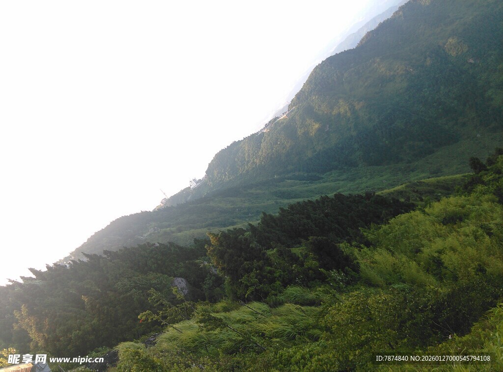 衡山青山葱郁的山间美景