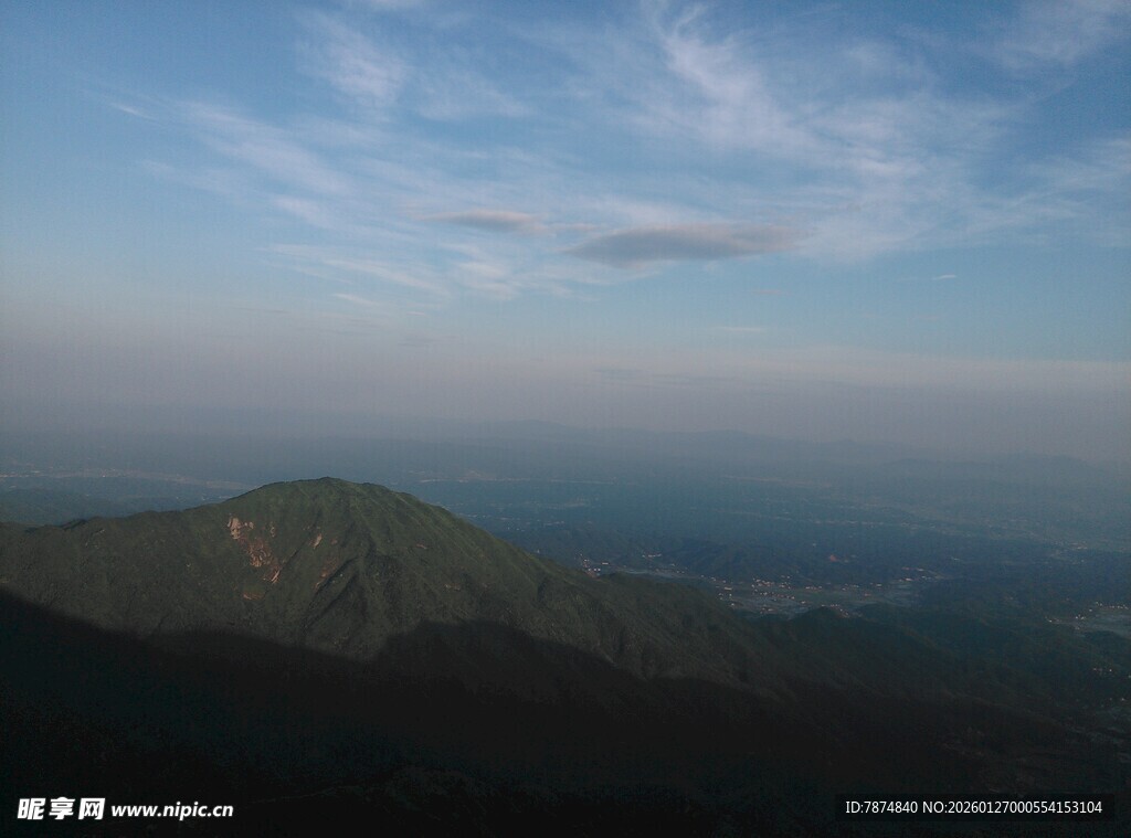 衡山山峦云海间的壮美风光