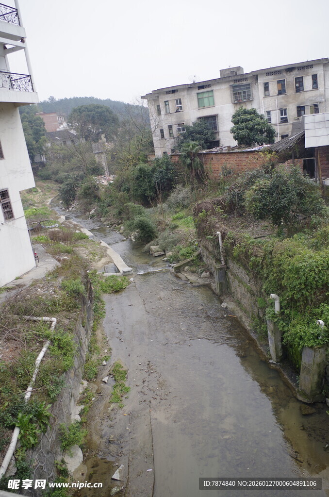 衡山乡村小河畔的宁静景致