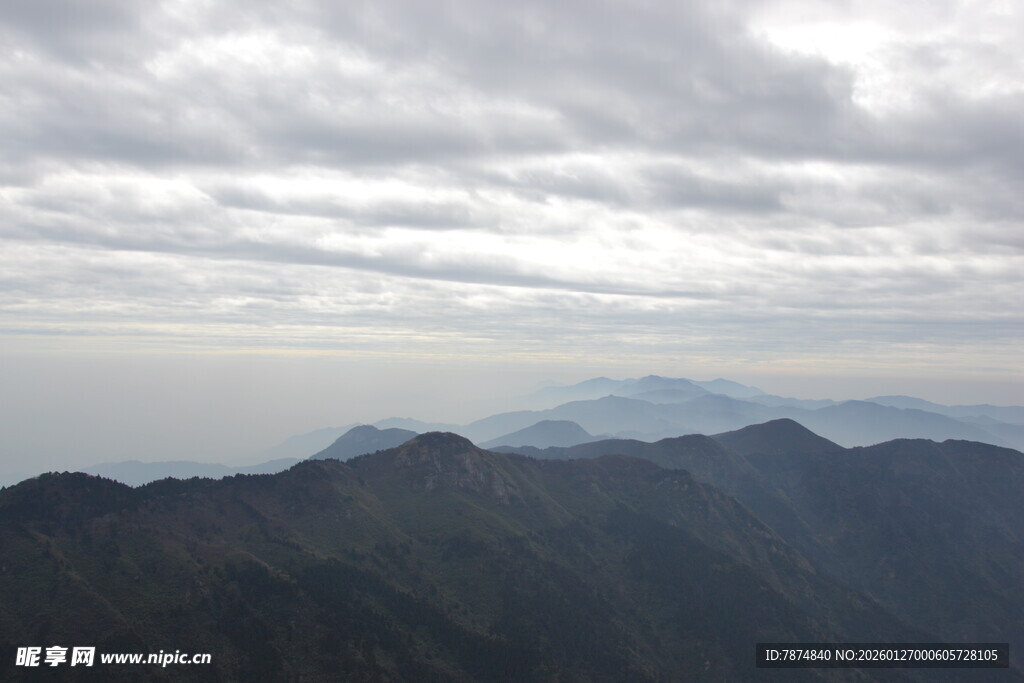 衡山云雾缭绕的山峦景色