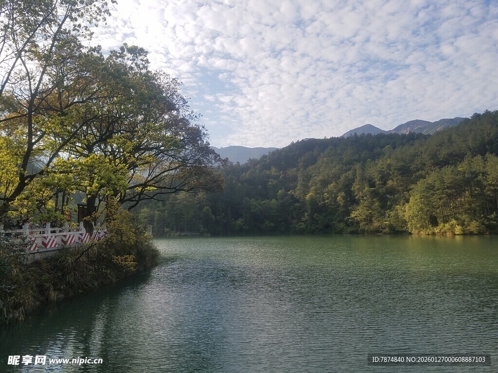 衡山湖畔山林美景