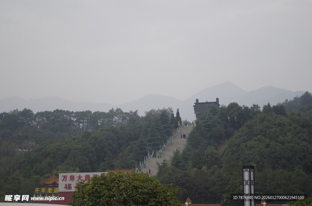 衡山山间道路隐于葱郁树林