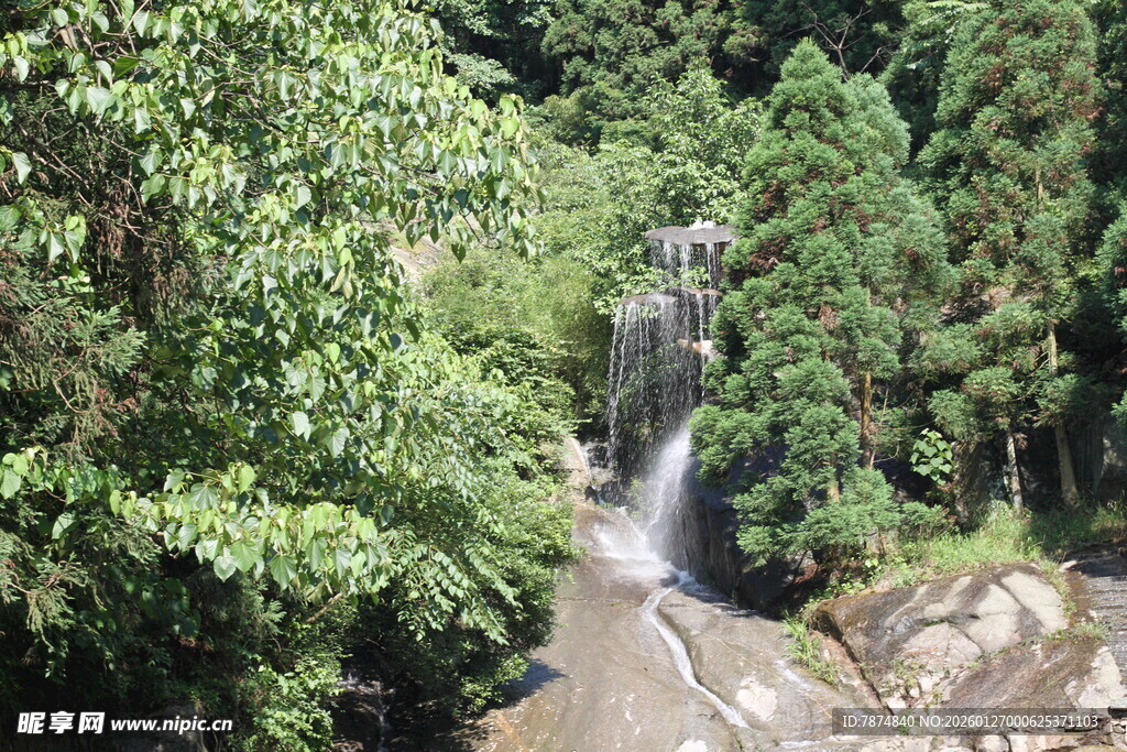 衡山山林间的秀丽瀑布景观