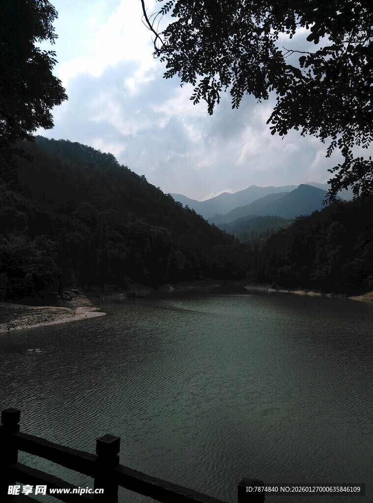 衡山湖畔山林景色