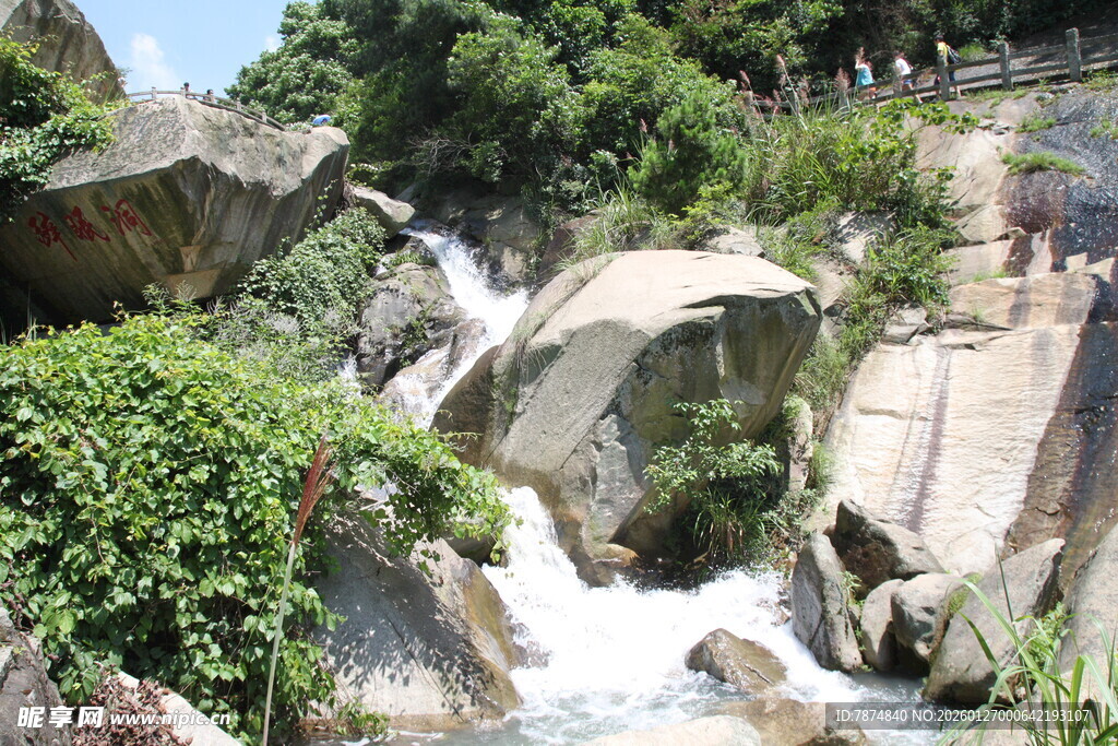 衡山山间溪流岩石绿植景观