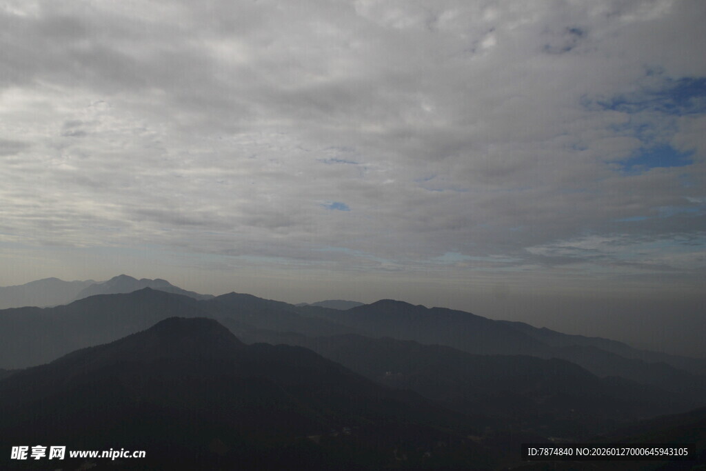 衡山云雾缭绕的山峦景色