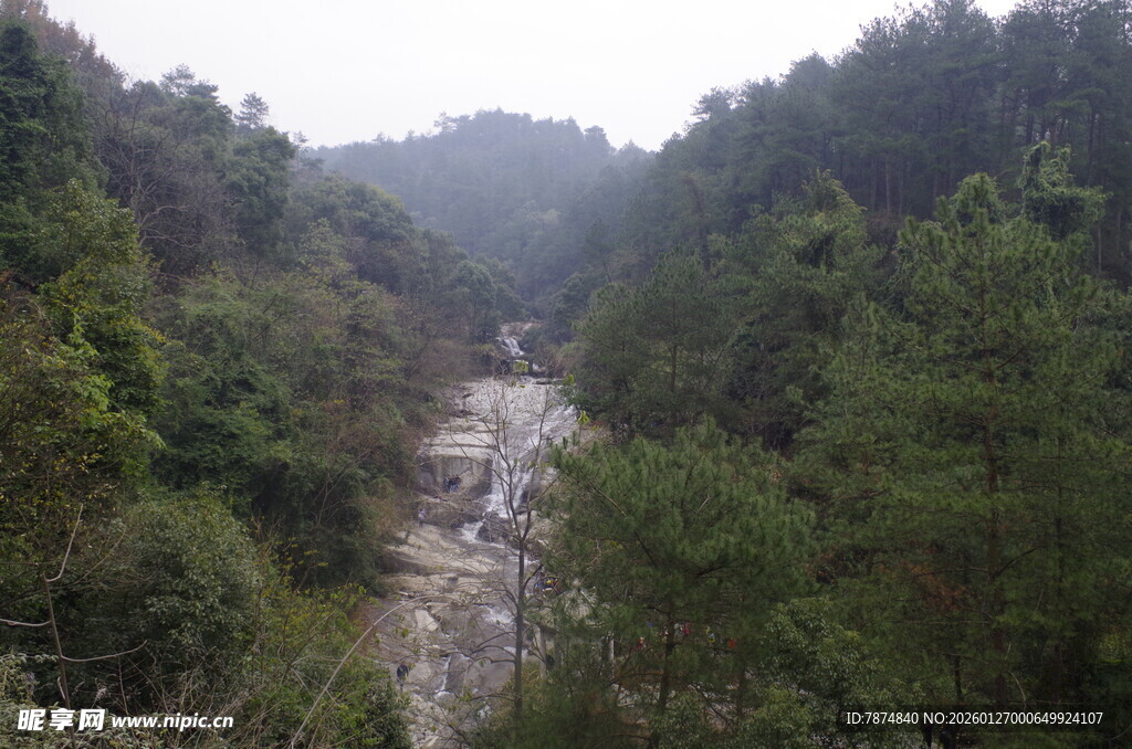 衡山山间溪流穿林而过