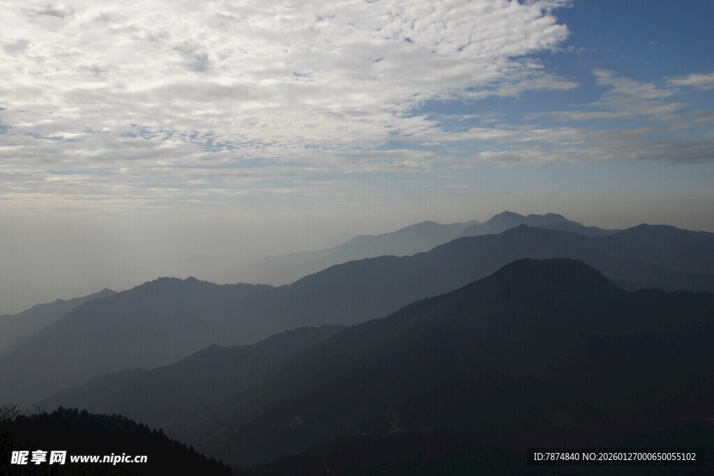 衡山山峦云海间的壮美景色