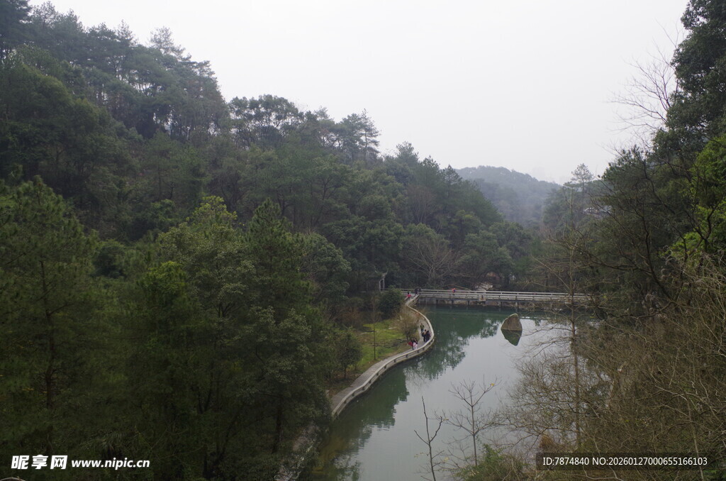 衡山山间河流上的桥景