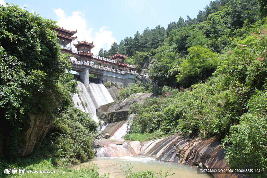 衡山山间瀑布旁的中式建筑景观