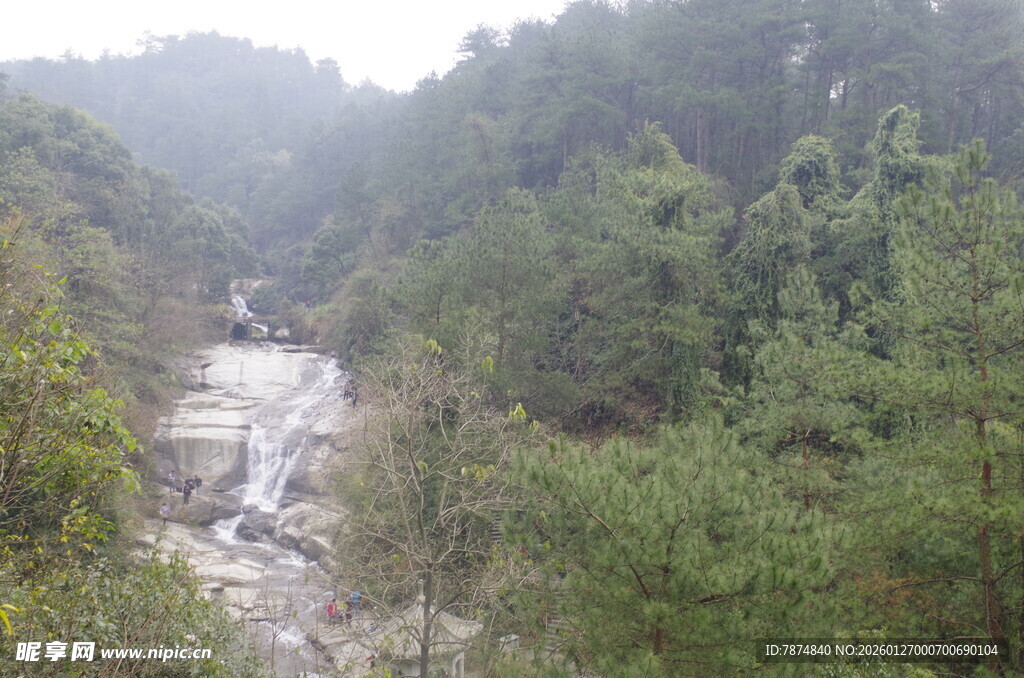衡山山间溪流穿林而过