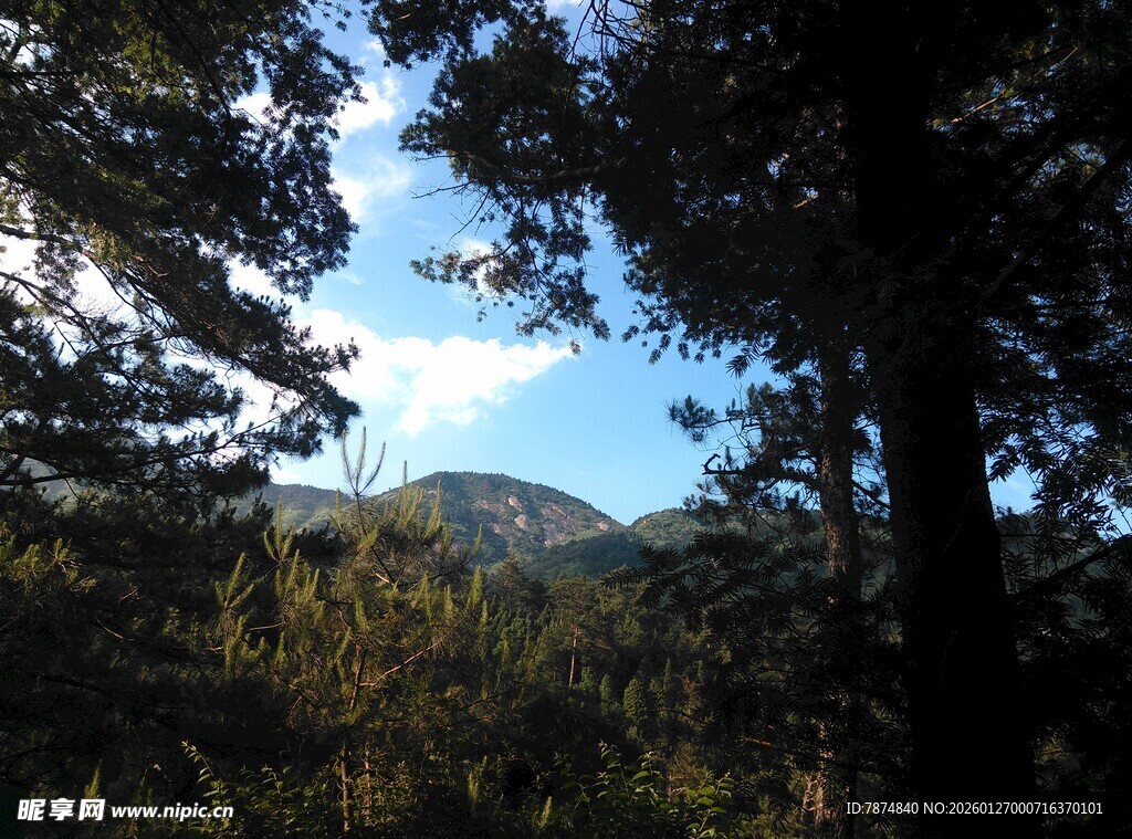 衡山林间远望蓝天青山