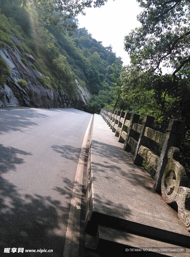 衡山山间公路 绿荫相伴