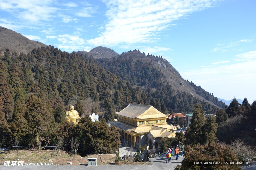 衡山山间金顶建筑风景