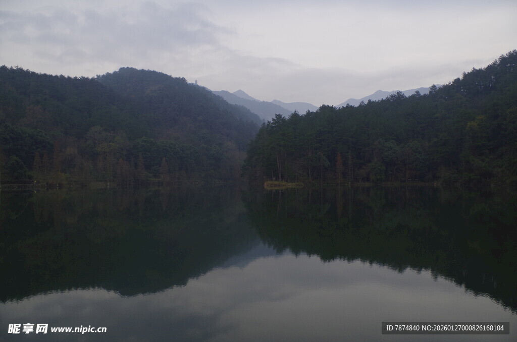 衡山宁静山水湖景图