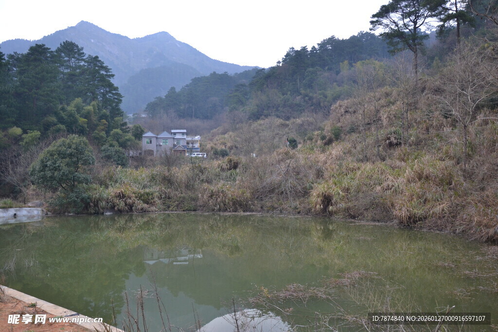 衡山山间静谧湖水风景图