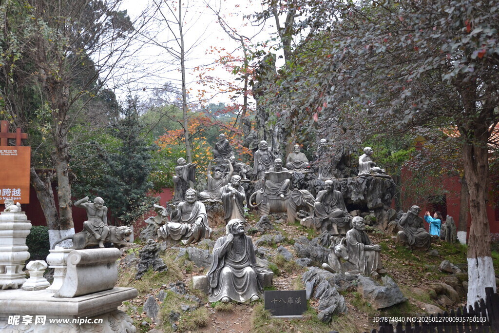 衡山山林中的石雕景观