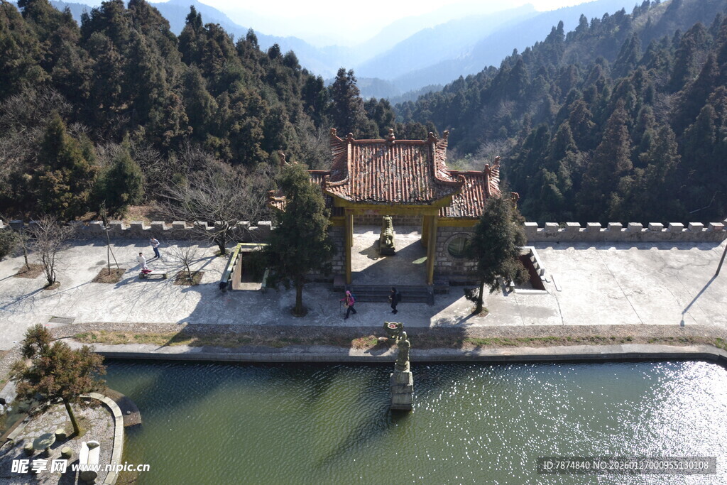 衡山山间湖畔古建筑风景