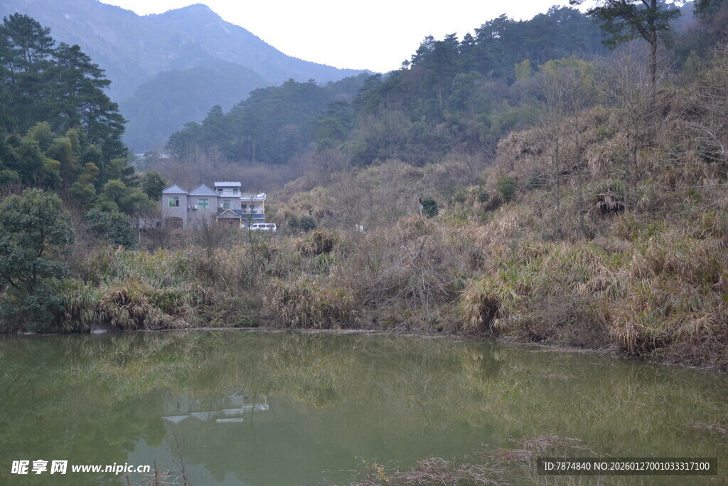 衡山山间静谧小湖景色