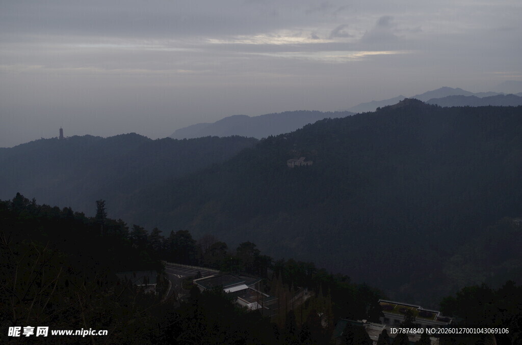 衡山山间云雾缭绕的朦胧景致
