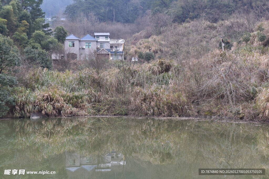 衡山湖畔山林间的静谧建筑