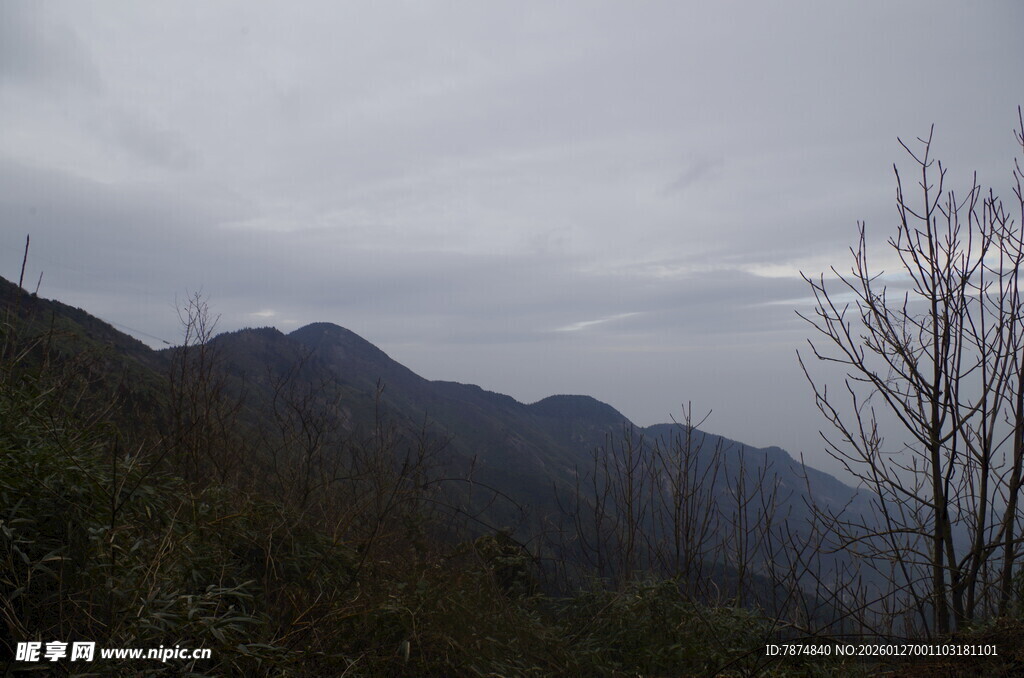 衡山云雾缭绕的山峦景色