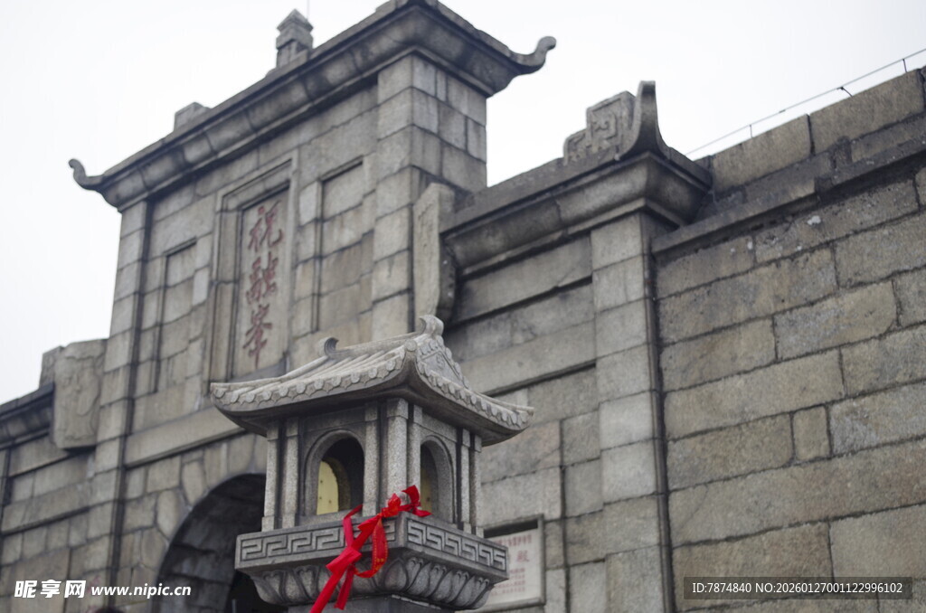 衡山中式古建筑上的装饰灯笼