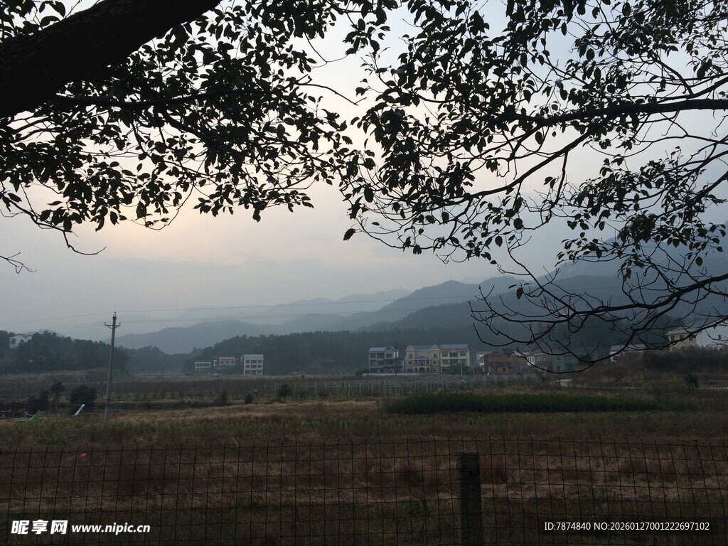 衡山黄昏下的田野与朦胧远山