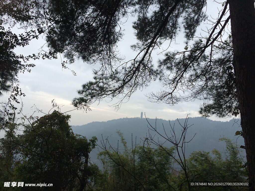衡山山林间远眺朦胧山峦景色