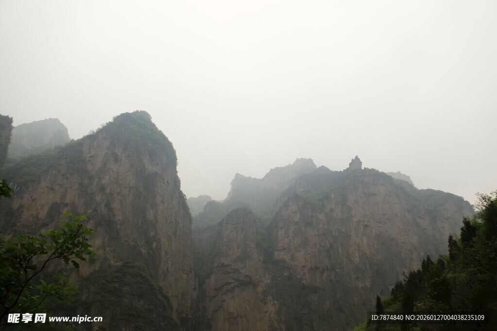 雾中峻峭山峰景色