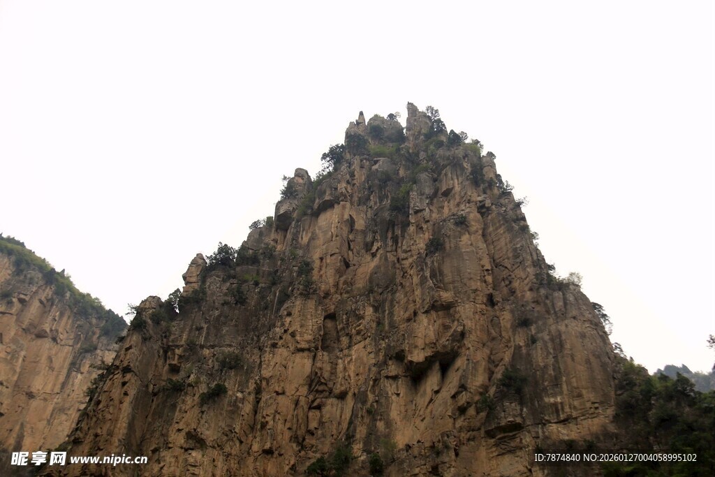 陡峭嶙峋的壮观山峰