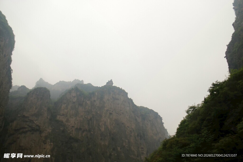 云雾缭绕的壮丽山峰