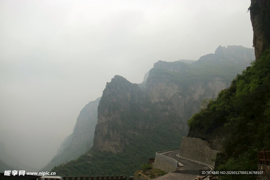 云雾缭绕的险峻山间公路