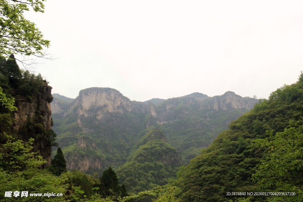 青山翠谷间的秀丽景致