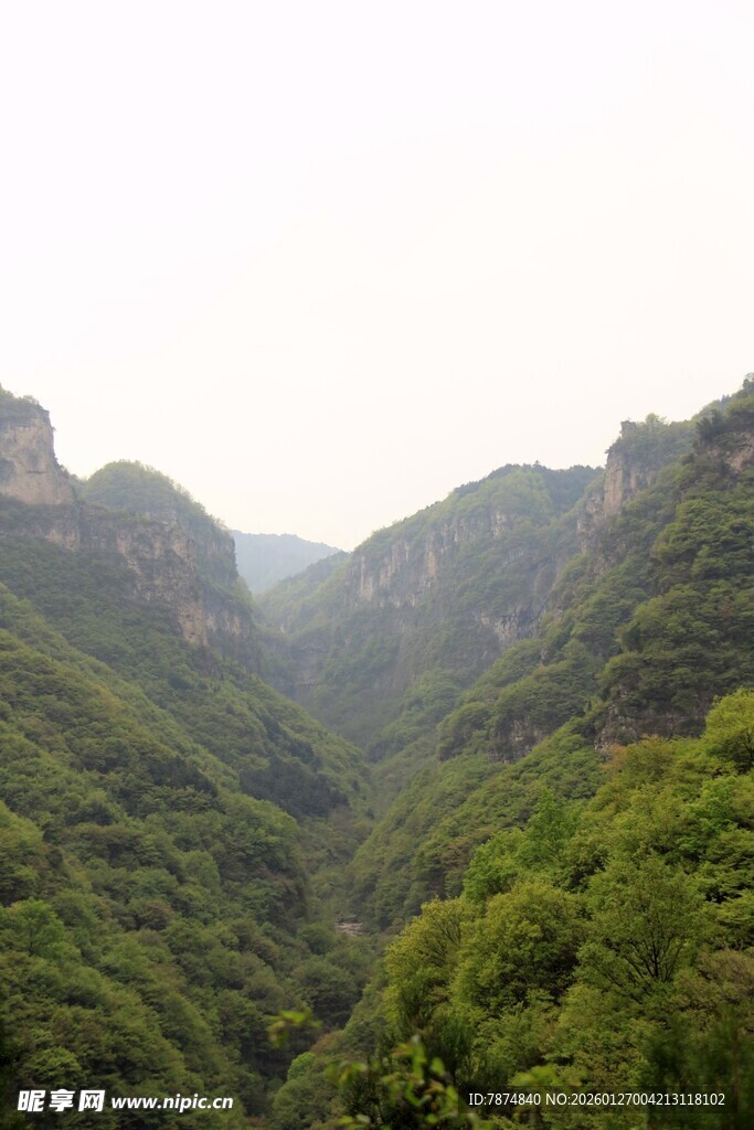 青山翠谷间的秀丽风光